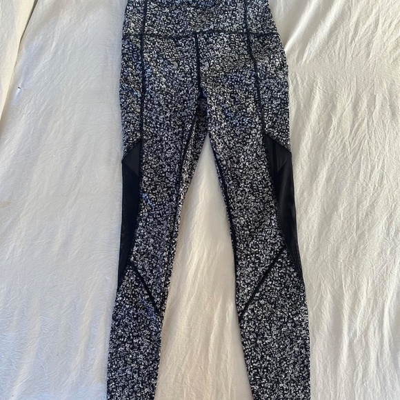 Lululemon black and white leggings - Picture 2 of 4